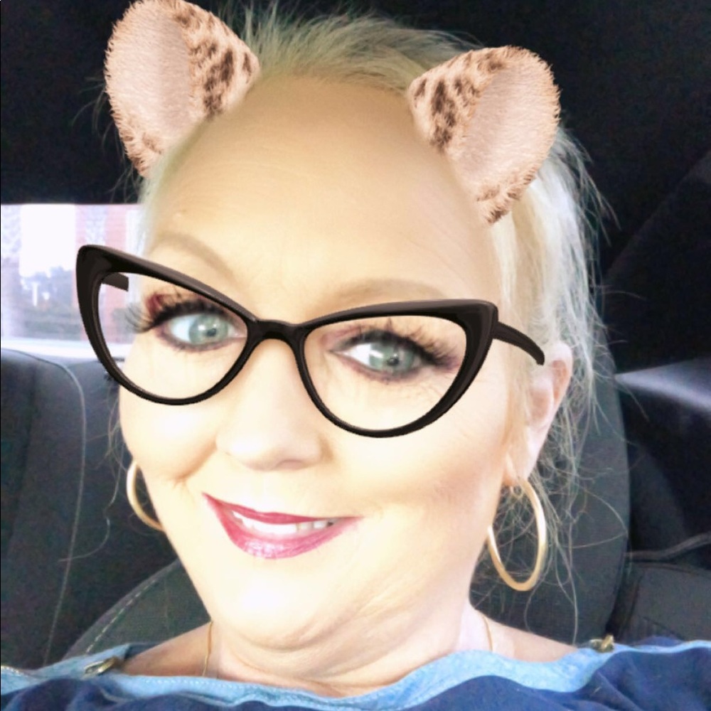 Meet your Posher, Lora